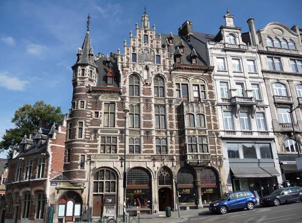 026_Brussels_Rue_Ravenstein_near_musical_instruments_museum