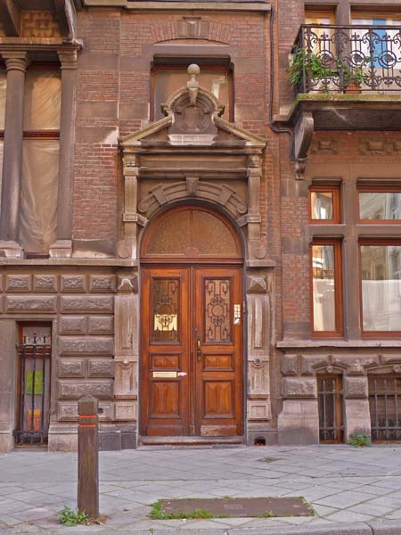 050_Brussels_door_of_apartment_building_near_Les_Brassins
