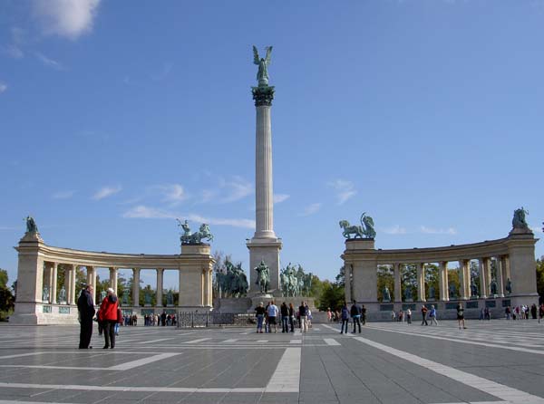 2132_Budapest_Heroes_Square_Millenium_monument