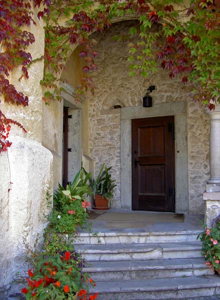 4133_Lake_Bled_castle_doorway_to_chapel