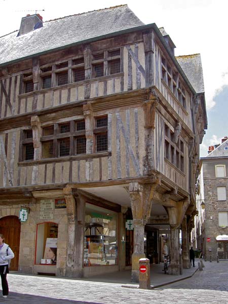 2008_Brittany_Dinan_building