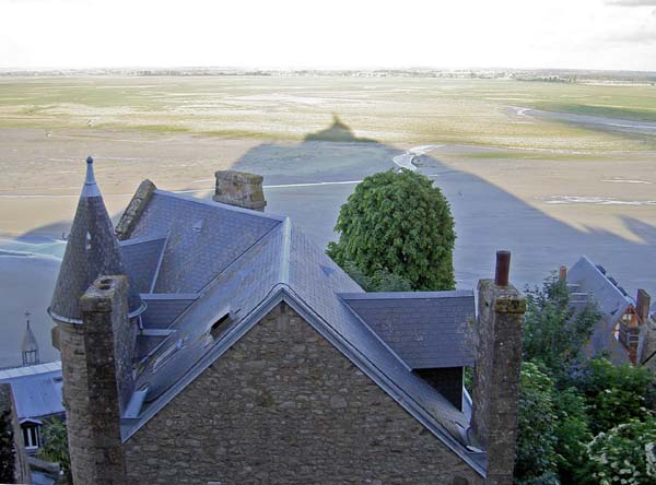 2035_Mont_St_Michel_shadow_on_baylands