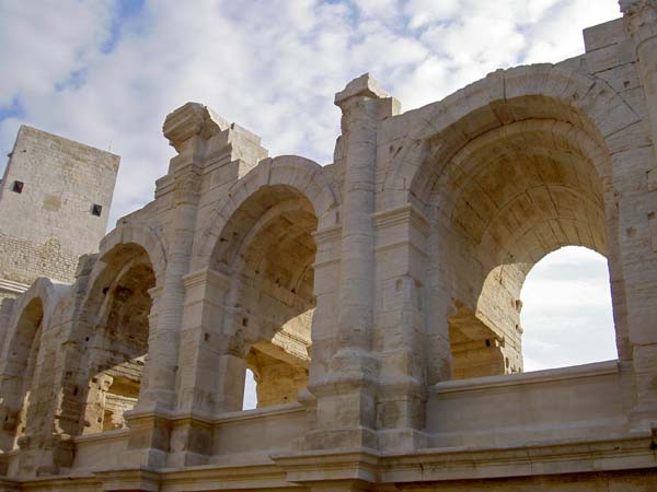 3056_Arles_colosseum_exterior