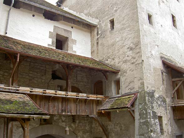 2035_Chillon_courtyard