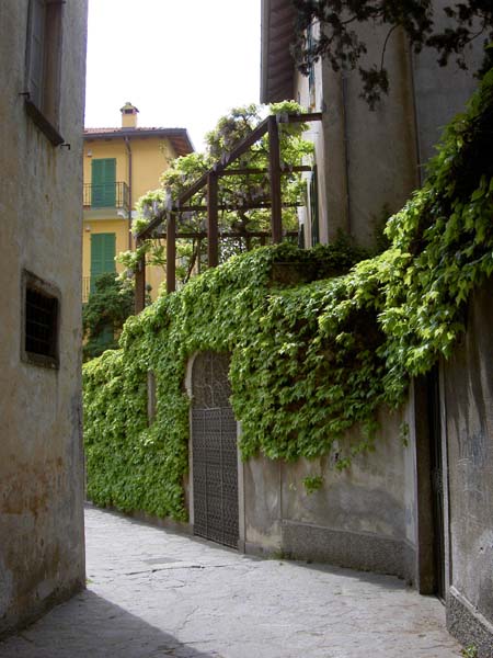 013_Varenna_street