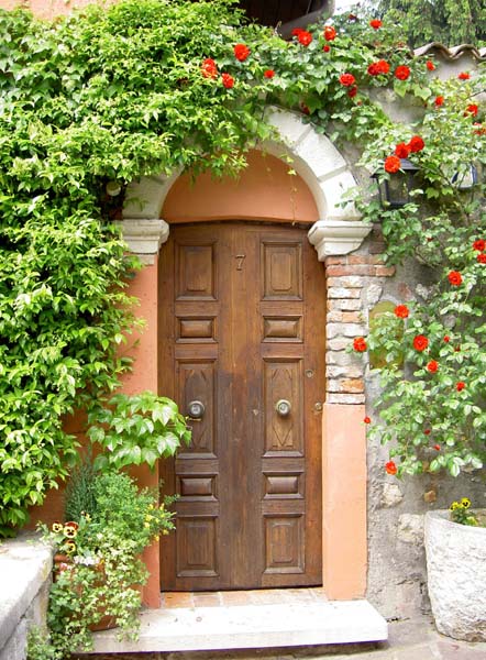 055_Verona_door_roses