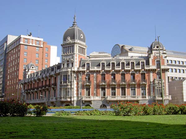 025_bldg across from Jardines de Sabatini3