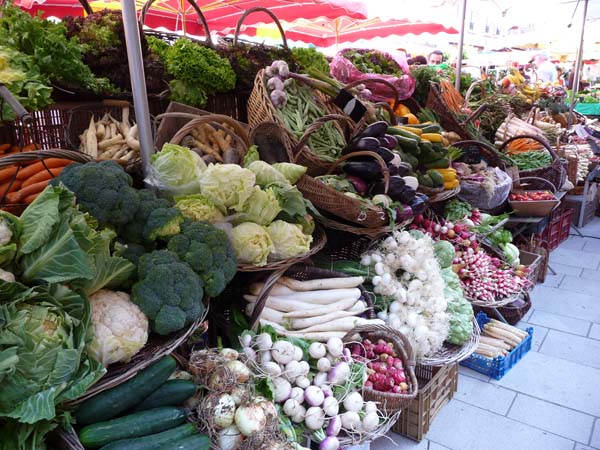 217_Beaune_market_day